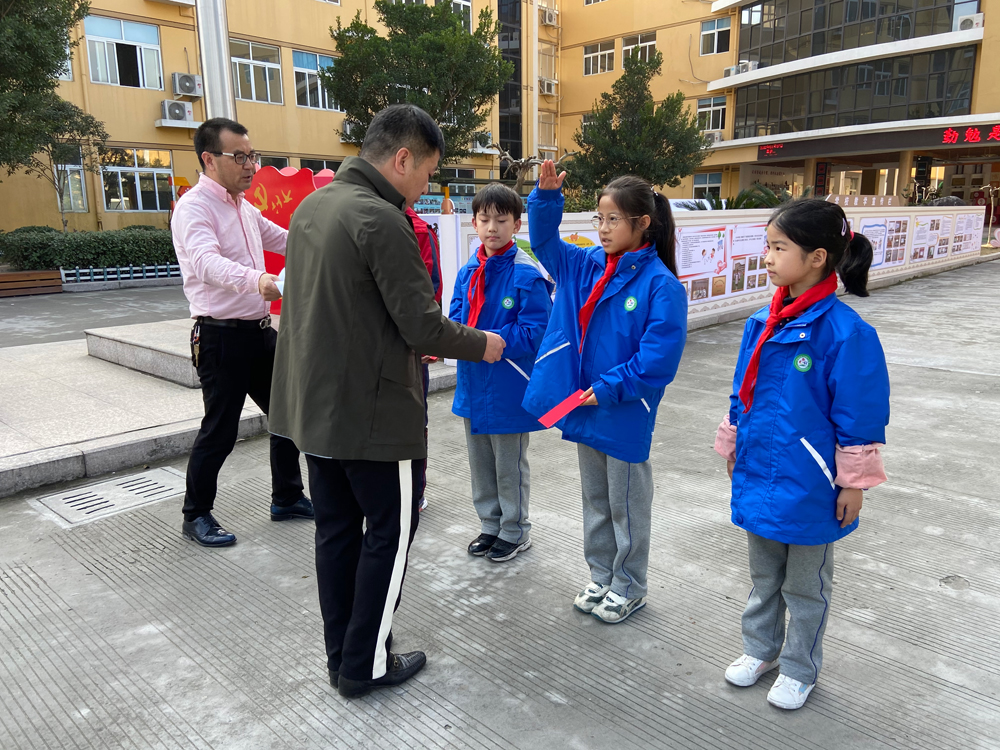 Yonglang Actively Participate in Social Giving Activities to Help Students