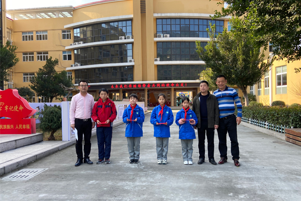 Yonglang Actively Participate in Social Giving Activities to Help Students